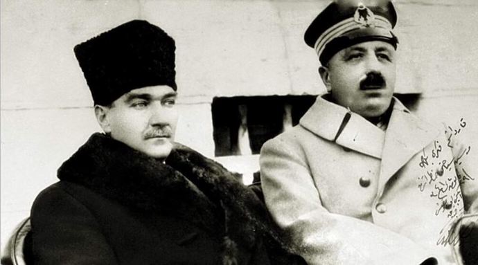 Atatürk ve Fahrettin Altay. Altay soyadını Atatürk ona vermiştir.