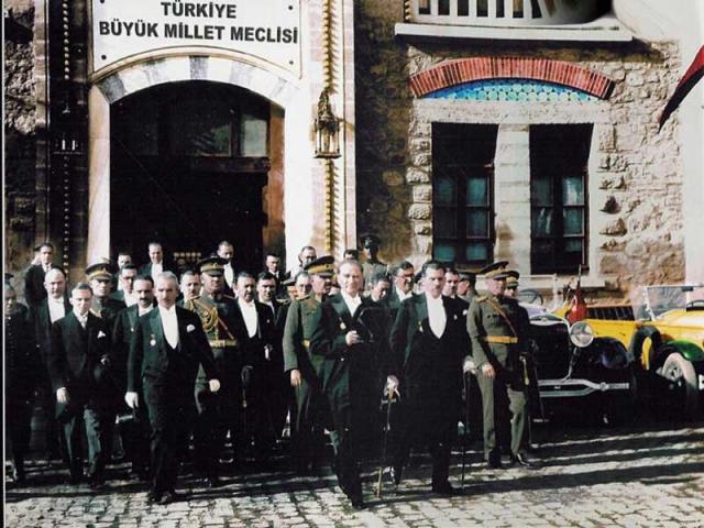 Türkiye ve Demokrasi Sorunu - Parti Kapatmak, İdamlar, Haksızlıklar, Darbeler