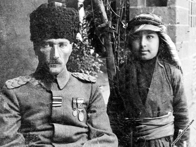 1917 Halep. Atatürk Diyarbakırlı Abdürrahim isimli bir çocukla.