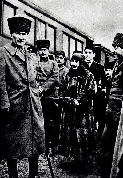 Cumhuriyet Döneminde Bir Kadın: Halide Edip Adıvar ile ilgili Hangi Filmleri İzlediniz ve Kitaplarını Okudunuz Mu?