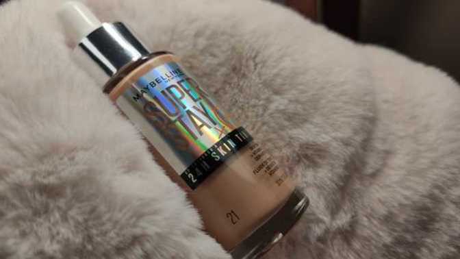 Aydınlık ve Doğal Bir Görünüm Kusursuz Bir Fondötenle Elde Edilir! Gün Boyu Taze Kalmak İsteyen Kızlar Buraya Toplanın!