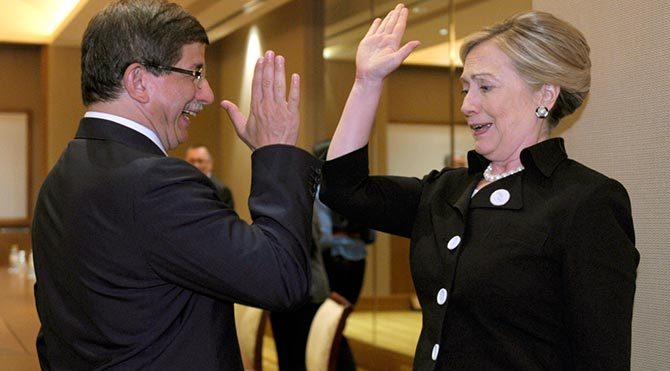 Davutoğlu Hillary Clintonla Çak beşlik yaparken