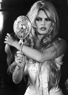 Sarının Her Tonunun Yakıştığı Kadın: Brigitte Bargot!