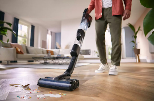 😎 Hem süpüren hem silen yeni nesil bir süpürgeye kim hayır diyebilir? Philips AquaTrio Cordless 9000 Islak-Kuru Dik Süpürge’yi hemen keşfet!