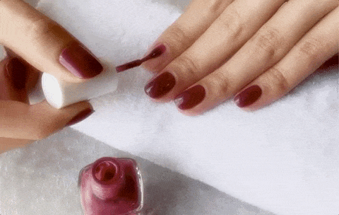 Kızlar, Ojelerinizin Tırnaklarınızda Daha Uzun Süre Kalmasını Sağlayacak Taktiklerimi Sizinle Paylaşmaya Geldim! 💅🏻