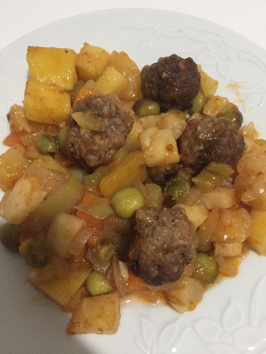 Yapması En Pratik Ana Yemek: Fırında Misket Köfteli Bezelye Tarifi