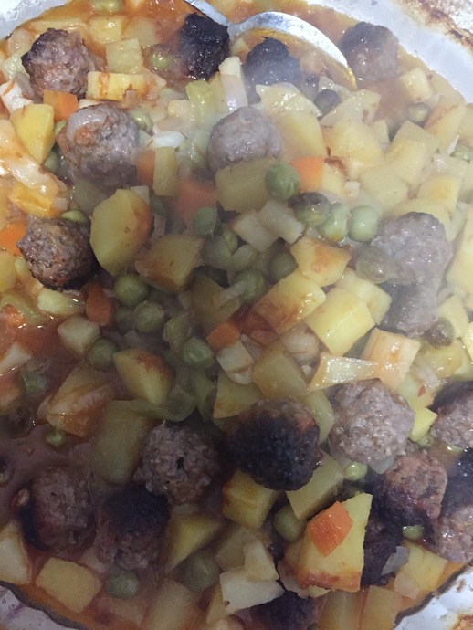 Yapması En Pratik Ana Yemek: Fırında Misket Köfteli Bezelye Tarifi