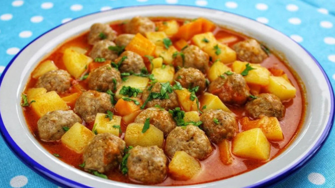 Yapması En Pratik Ana Yemek: Fırında Misket Köfteli Bezelye Tarifi