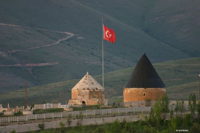 Şehit Osman Türbeleri, Merkez