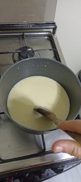 Soğutup profiterol içine koyalım..