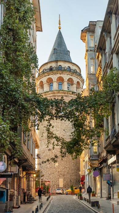 Yaşayanların Asla Yaşamak İstemediği Ama Yaşarken Asla Vazgeçilemeyen Şehir: İSTANBUL