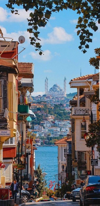 Yaşayanların Asla Yaşamak İstemediği Ama Yaşarken Asla Vazgeçilemeyen Şehir: İSTANBUL