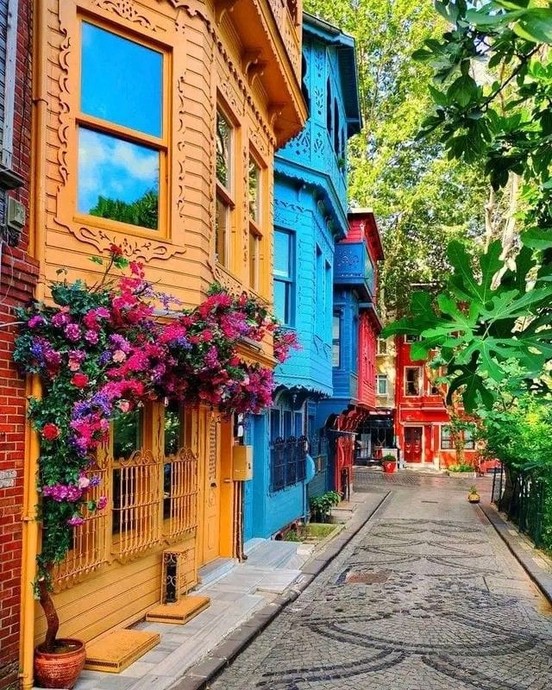 Yaşayanların Asla Yaşamak İstemediği Ama Yaşarken Asla Vazgeçilemeyen Şehir: İSTANBUL