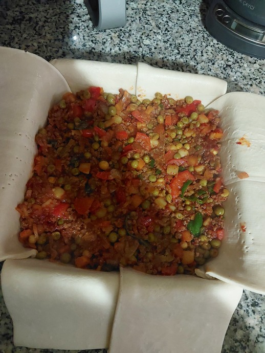 Milföy Hamuru ile Hazırlayabileceğiniz Kıymalı Garnitürlü Pratik Börek Tarifi!