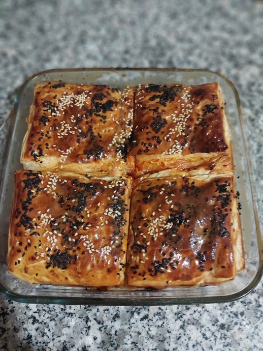 Milföy Hamuru ile Hazırlayabileceğiniz Kıymalı Garnitürlü Pratik Börek Tarifi!