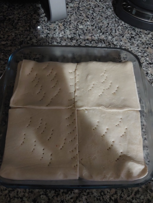 Milföy Hamuru ile Hazırlayabileceğiniz Kıymalı Garnitürlü Pratik Börek Tarifi!