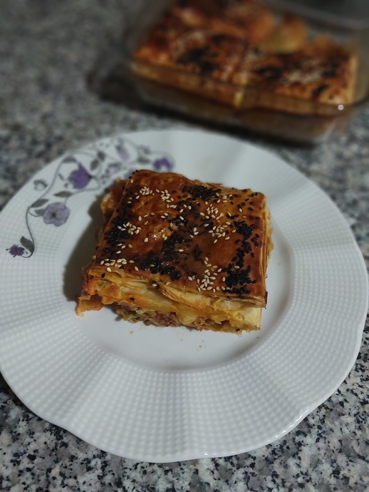 Milföy Hamuru ile Hazırlayabileceğiniz Kıymalı Garnitürlü Pratik Börek Tarifi!