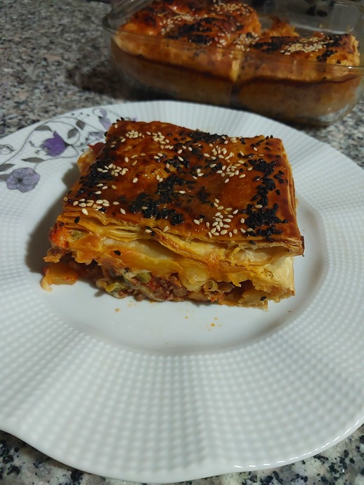 Milföy Hamuru ile Hazırlayabileceğiniz Kıymalı Garnitürlü Pratik Börek Tarifi!