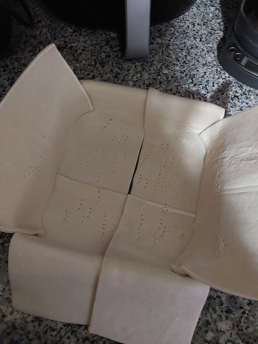 Milföy Hamuru ile Hazırlayabileceğiniz Kıymalı Garnitürlü Pratik Börek Tarifi!