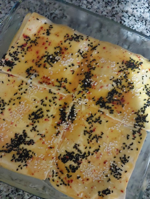 Milföy Hamuru ile Hazırlayabileceğiniz Kıymalı Garnitürlü Pratik Börek Tarifi!