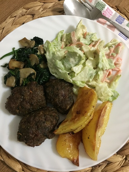 Nefis Sosuyla Avokadolu Karışık Salata Tarifi!