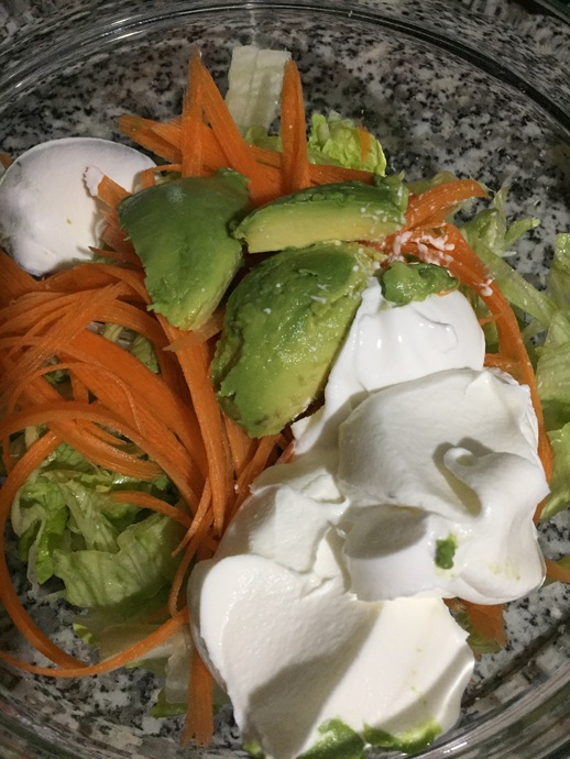Nefis Sosuyla Avokadolu Karışık Salata Tarifi!