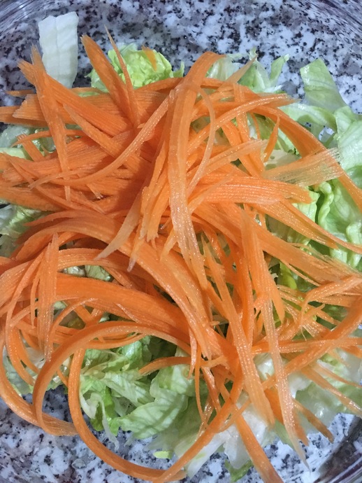 Nefis Sosuyla Avokadolu Karışık Salata Tarifi!