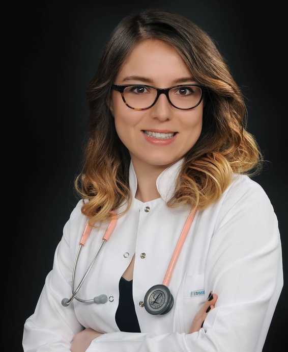 Tıp Bayramı Kutlu Olsun! Kadın Hastalıkları ve Doğum Uzmanı Doktor Hümeyra Demirkıran Bize Kariyer Yolculuğunu Anlatıyor! 👩🏻‍⚕️