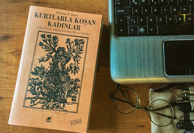 Bir kadın görünüşte nazik, hatta sinik olabilir, ama içten içe kanamaktadır.