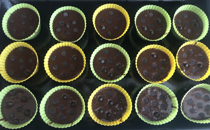 Büyükten Küçüğe Herkesin Bayılacağı Lezzet: Damla Çikolatalı Cupcake Tarifi! 🧁