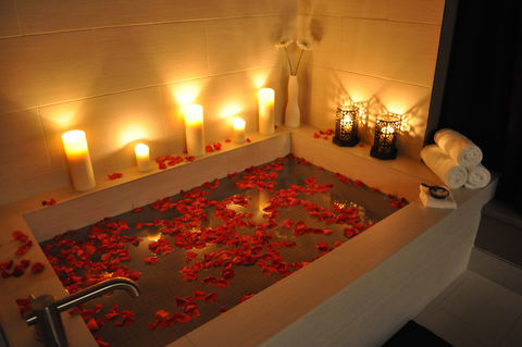 Mumlar ve loş ışıklı bir banyo