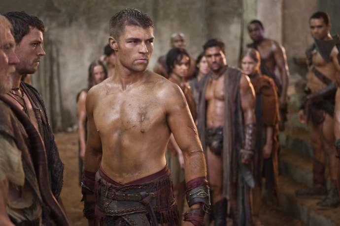Geriye kalan sezonlarda Spartacus rolündeki kişi Liam McIntyre.