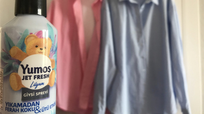 Yıkamadan Ferahlık ve Ütü Etkisi: Yumoş Jet Fresh Giysi Spreyi Lilyumu Denedim!