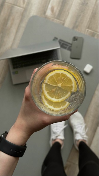 Çalışırken Harika Bir İçecek: Limonlu Su!Sürekli tüketildiğinde sinirimizi hızlandırır ve dikkatimizi arttırır.
