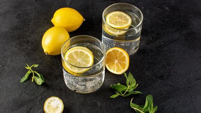 Bol Limonlu Su İçmenin Sağlığa Faydaları ve En İyi Zamanı