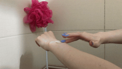 Pürüzsüz bir cilt için haftada en az bir kere peeling yapmayı unutmuyoruz!