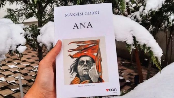 Papatya Kokulu Dört Eşsiz Kitap