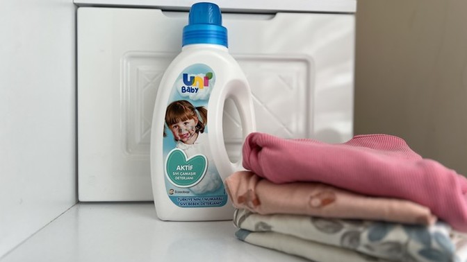 Lekelere Karşı Güçlü, Bebeğime Karşı Hassas: Uni Baby Aktif Sıvı Çamaşır Deterjanı ile Hassas Ciltler Güvende!