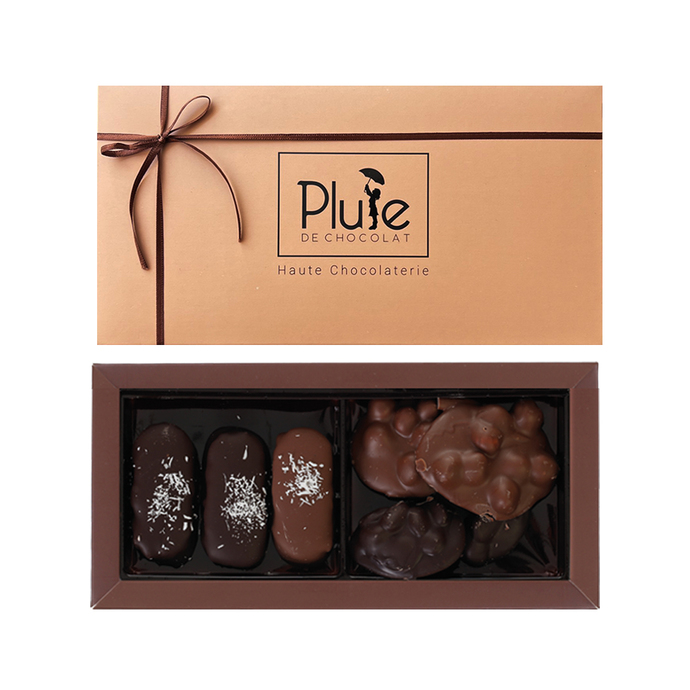 Listenin en tatlısı: Pluie Mini Boy Karışık Kutu! 💕 Bu mini kutu en sevdiklerinize misafirliğe giderken hediye olarak götürebileceğiniz şekilde, 3 adet hindistan cevizi kaplama bar ve 4 adet sütlü bitter karışık roche çeşidi ile donatıldı.