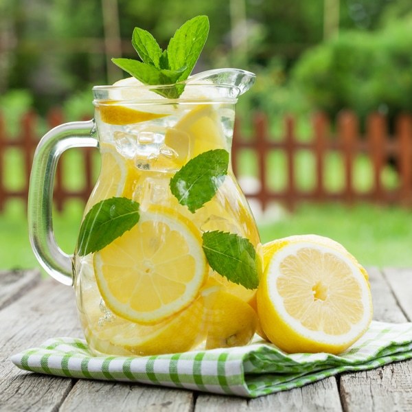 Buzlu İçecekler ve Ev Yapımı Limonata Tüketin