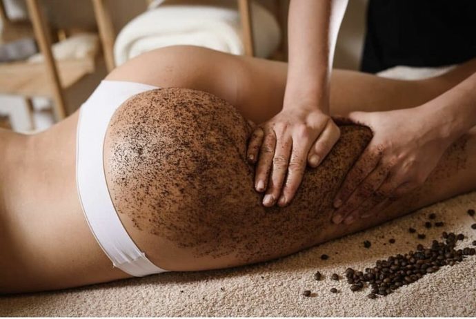 Duştan önce kahve ile bacak peeling