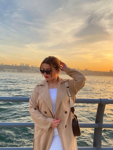 Kızlar Bir Adım Öne Projemizin Çiçeği Burnunda Stajyeri Mihran Toprak Bize Kariyer Yolculuğunu Anlatıyor!