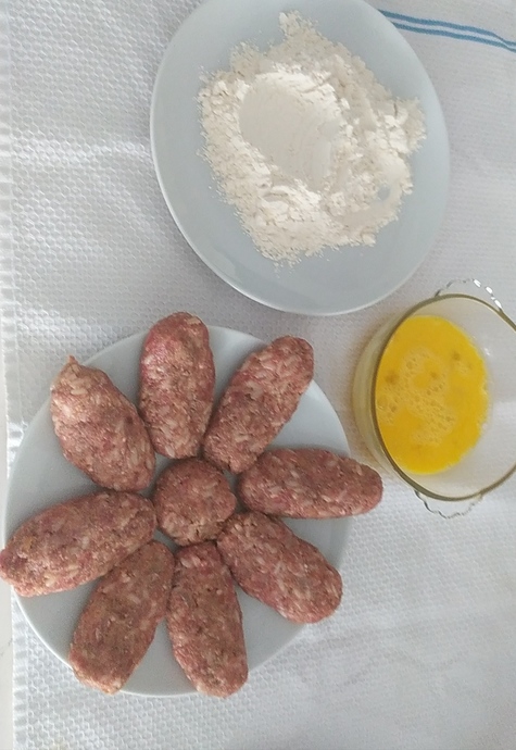 Son olarak önce una sonra yumurtaya batırıp kızartalım.