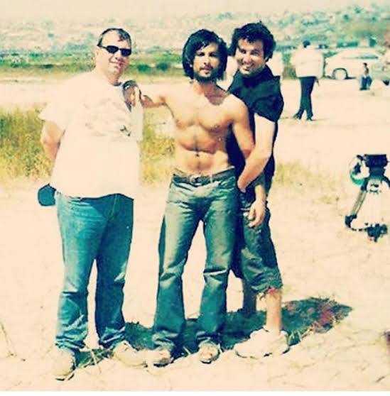 Kuzu Kuzu şarkısının klip çekiminden. Klip yönetmeni Metin Arolat ve Tarkandan bir kare.