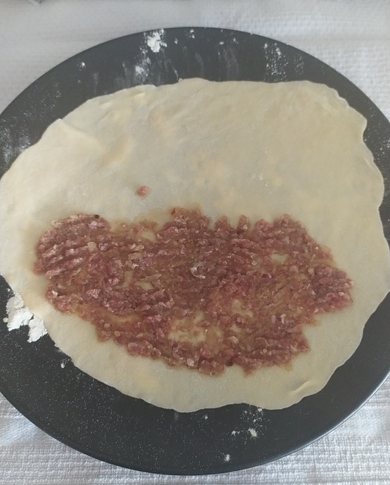 Hamuru açın ve iç harcını yerleştirin.