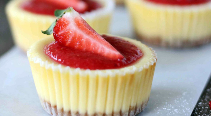 Tatlı İsteğinizi Anında Bastıracak Lezzet: Çilekli Mini Cheesecakes!