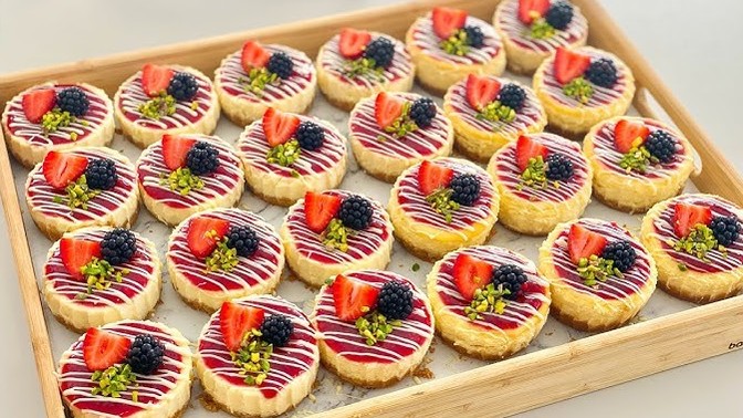 Tatlı İsteğinizi Anında Bastıracak Lezzet: Çilekli Mini Cheesecakes!