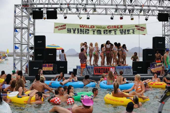 Kanlı Bahar Festivali: Piranha 3D Filmini İzliyoruz!