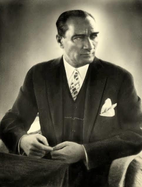 Atatürk Sevgisi: Neden Mustafa Kemal Atatürk, Türk Milleti İçin Özel Bir Anlama Sahiptir?