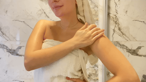 Güzelliğimin Merkezi İle Tanışın! Karşınızda İnci Tozu Peeling Tanecikleri ile Cildimi Işıl Işıl Yapan Duş Jeli!
